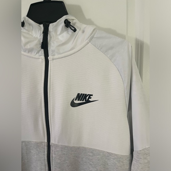 Men’s Nike full zip jacket with hood and zip pockets - Picture 2 of 5